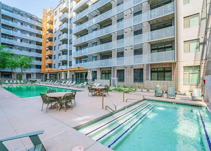 Desirable 2bd - Dt, Gym, Pool, Parking Sleep8 Apartment
