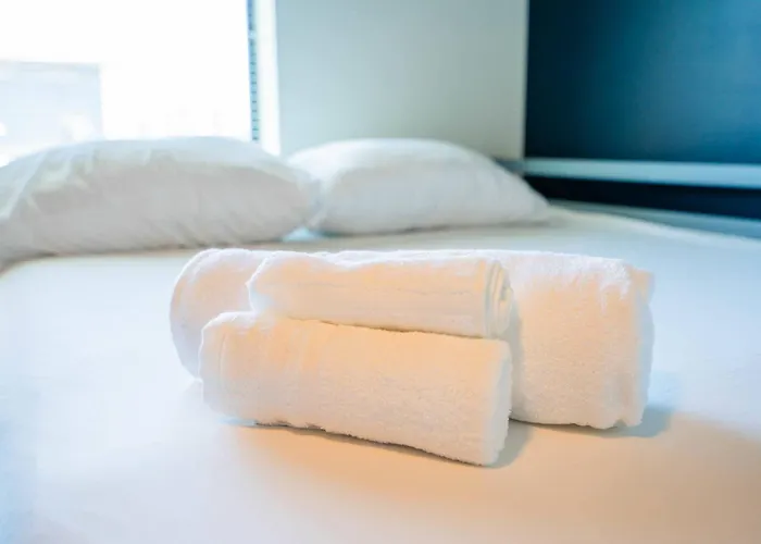 Apartment Desirable 2bd - Dt, Gym, Pool, Parking Sleep8