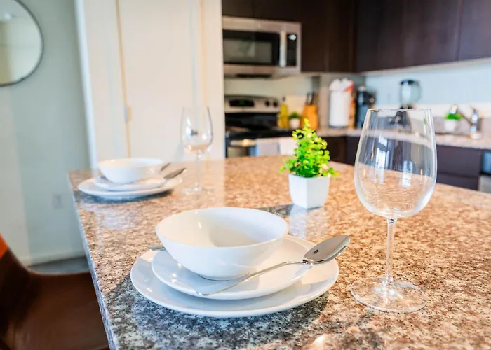 Desirable 2bd - Dt, Gym, Pool, Parking Sleep8 * Phoenix