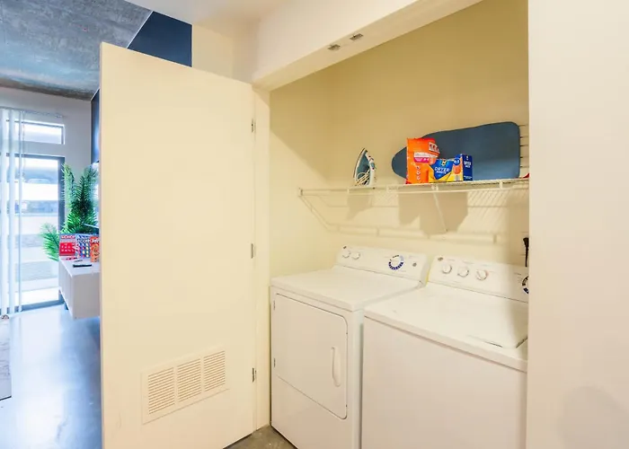 Desirable 2bd - Dt, Gym, Pool, Parking Sleep8