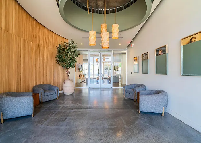 Apartment Desirable 2bd - Dt, Gym, Pool, Parking Sleep8
