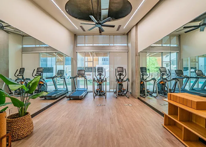 Apartment Desirable 2bd - Dt, Gym, Pool, Parking Sleep8 *