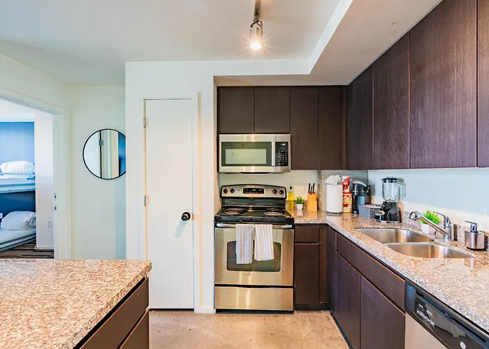 Desirable 2bd - Dt, Gym, Pool, Parking Sleep8 * Phoenix