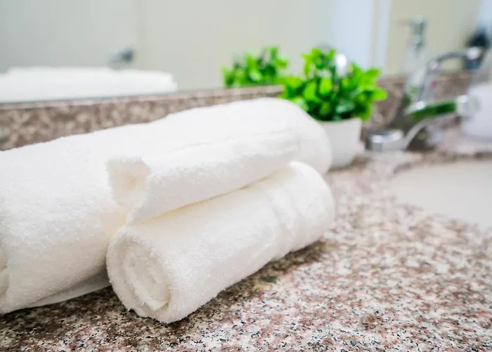 Desirable 2bd - Dt, Gym, Pool, Parking Sleep8 Apartment