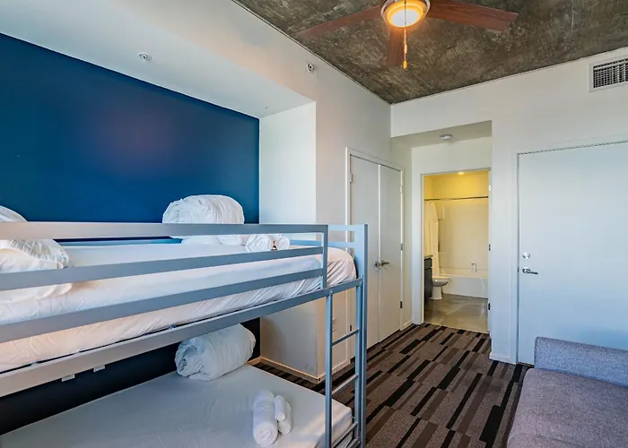 Apartment Desirable 2bd - Dt, Gym, Pool, Parking Sleep8