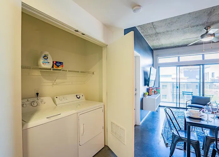 Desirable 2bd - Dt, Gym, Pool, Parking Sleep8 Apartment *