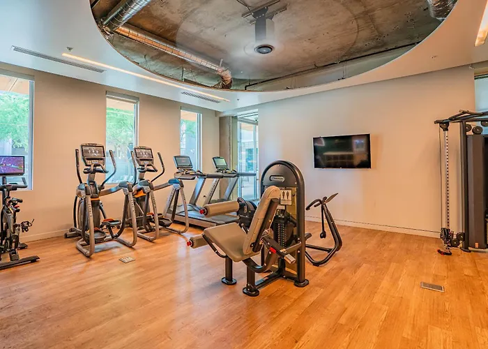 Desirable 2bd - Dt, Gym, Pool, Parking Sleep8 Apartment