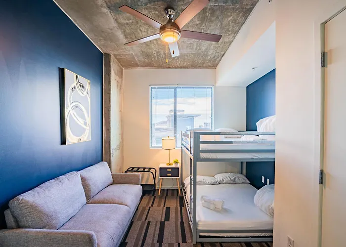 Desirable 2bd - Dt, Gym, Pool, Parking Sleep8 * Phoenix