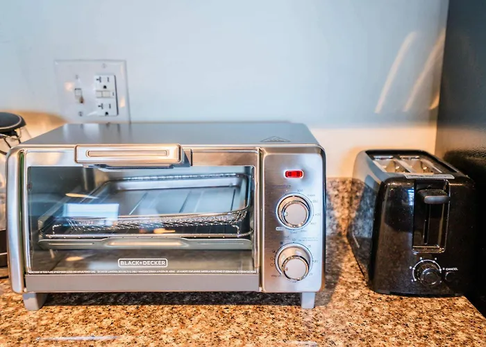 Desirable 2bd - Dt, Gym, Pool, Parking Sleep8 Apartment