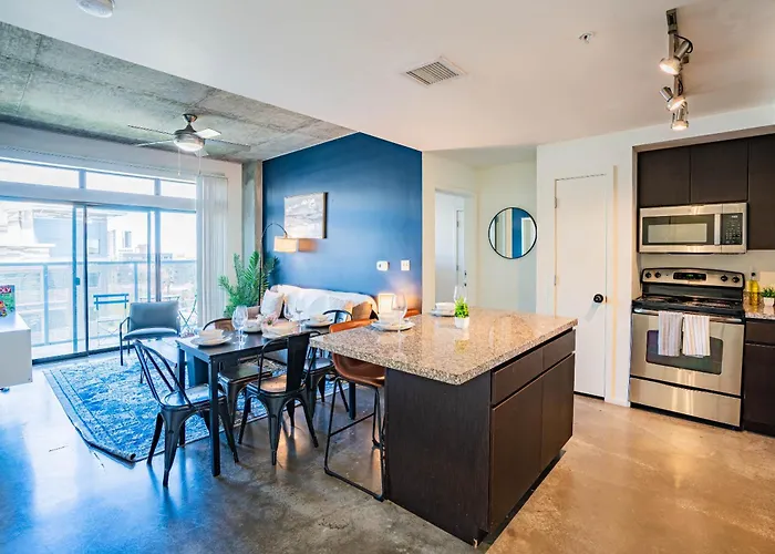 Desirable 2bd - Dt, Gym, Pool, Parking Sleep8 * Phoenix