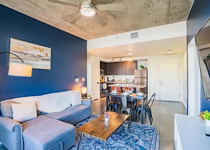 Desirable 2bd - Dt, Gym, Pool, Parking Sleep8 Apartment *
